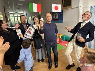 保育園でけん玉を披露する市長の写真