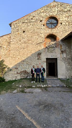 修道院外観と市長の写真