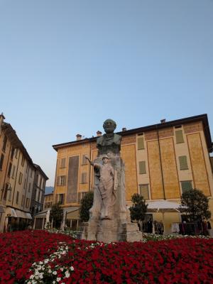 イゼオ湖畔の町並みの写真