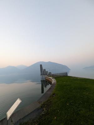 イゼオ湖近景の写真