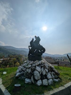 ワイナリーに展示のアート作品の写真