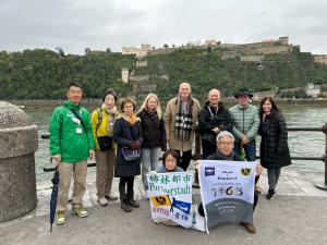 エーレンブライトシュタイン城を望む集合写真