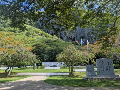 日本政府中部太平洋戦没者慰霊碑の遠景の写真