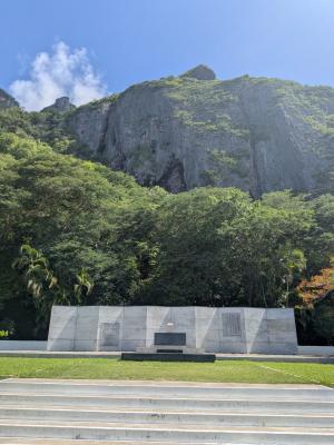 日本政府中部太平洋戦没者慰霊碑とスーサイドクリフの写真