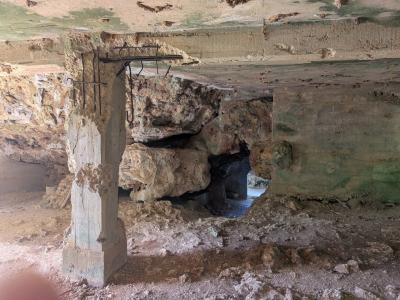 旧日本軍が建設した戦跡の中の写真