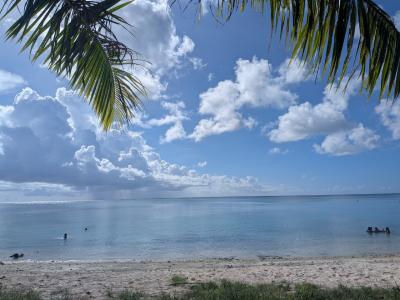 透き通った海水と海岸の写真2