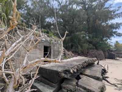 マニャガハ島で海面上昇により倒壊した擁壁の写真