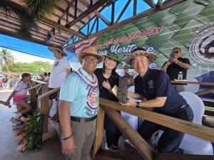 サイパン市ラモンRBカマチョ市長と職員の写真