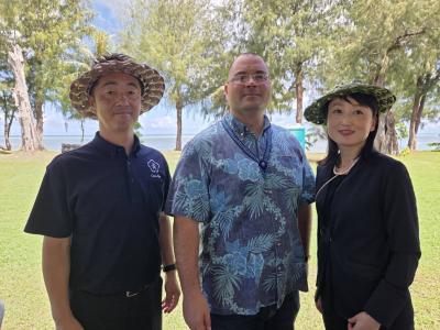 北マリアナ諸島連邦議会エドモンド・ビジャゴメス議長と職員との写真