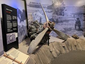 博物館の展示物（飛行機のプロペラ）の写真