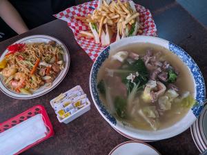 焼きそばとスープなどの写真