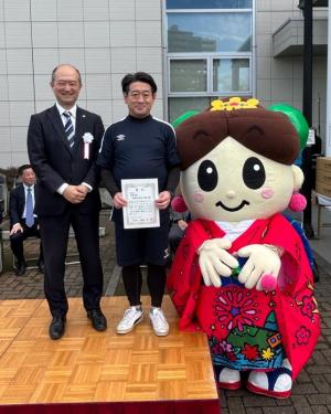 団体最優秀賞受賞者成木小学校の表彰時の写真