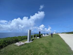 バンザイクリフに建立された慰霊碑の写真