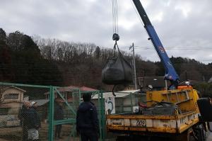 クレーンで持ち上げてフェンスを越えます