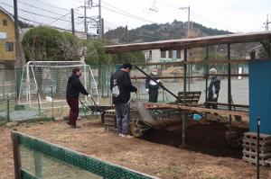 うさぎ小屋　土入れ替え