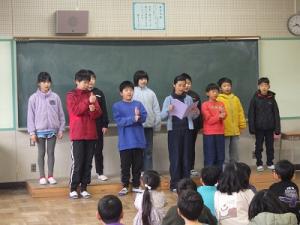 手話の発表をする4年生