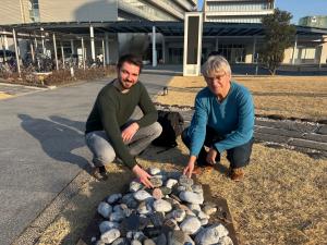 市役所前庭に石を置く