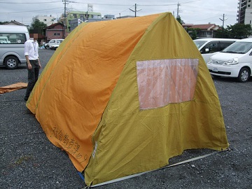 キャンプ用テント（黄・青）の画像1