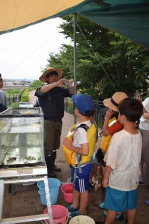 捕まえた生き物の説明を聞いている様子
