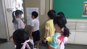 学校探検の様子1