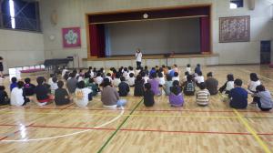 わかくさ学級全体で集まって、話を聞いている写真です