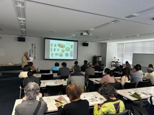 当時の石器について講演している様子