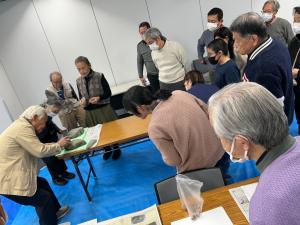 クルミの割り方を説明している様子