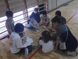 子どもたちが集まって話し合っている様子