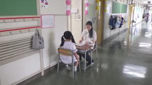通知表をもらう