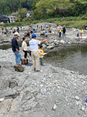 魚釣りに挑戦している様子