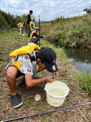 釣った魚の針を外している様子