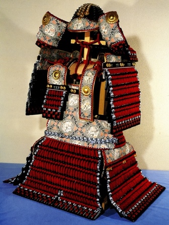 武蔵御嶽神社所蔵・国宝「赤糸威鎧」(復原模造)の画像