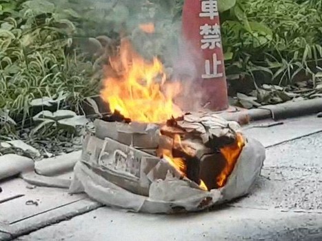 ごみ袋の中にリチウムイオン電池が破棄され、発火してしまった画像