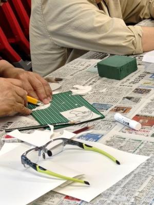 抜き型を作るのだが、カッターで切り抜くのが細かい作業・・