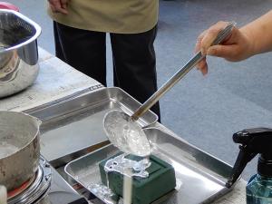 溶かした金属を型に流し込む